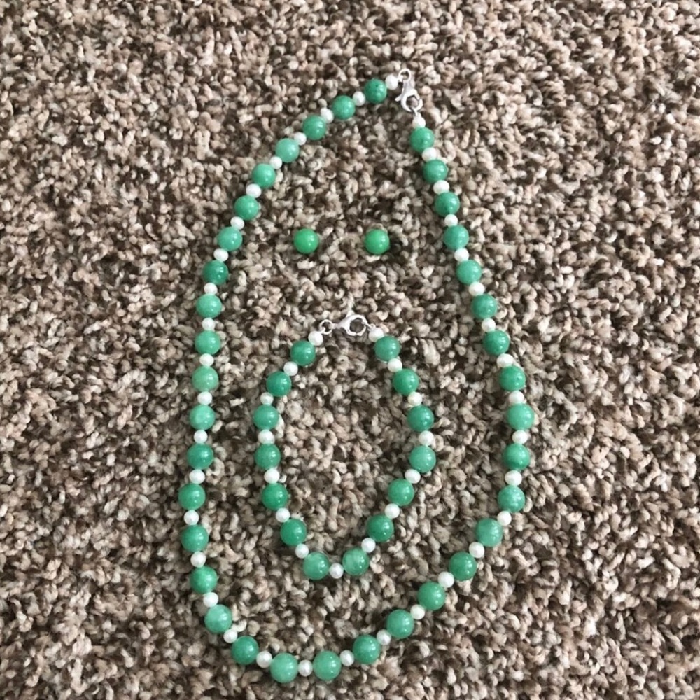 Jade and pearls set. Necklace bracelet and earring